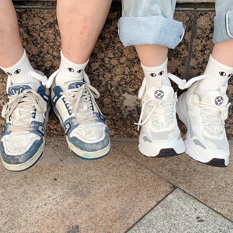 Hand-Holding Socks – A Fun Friendship Magnet and the Ultimate Useless Gift 😊🧦✨