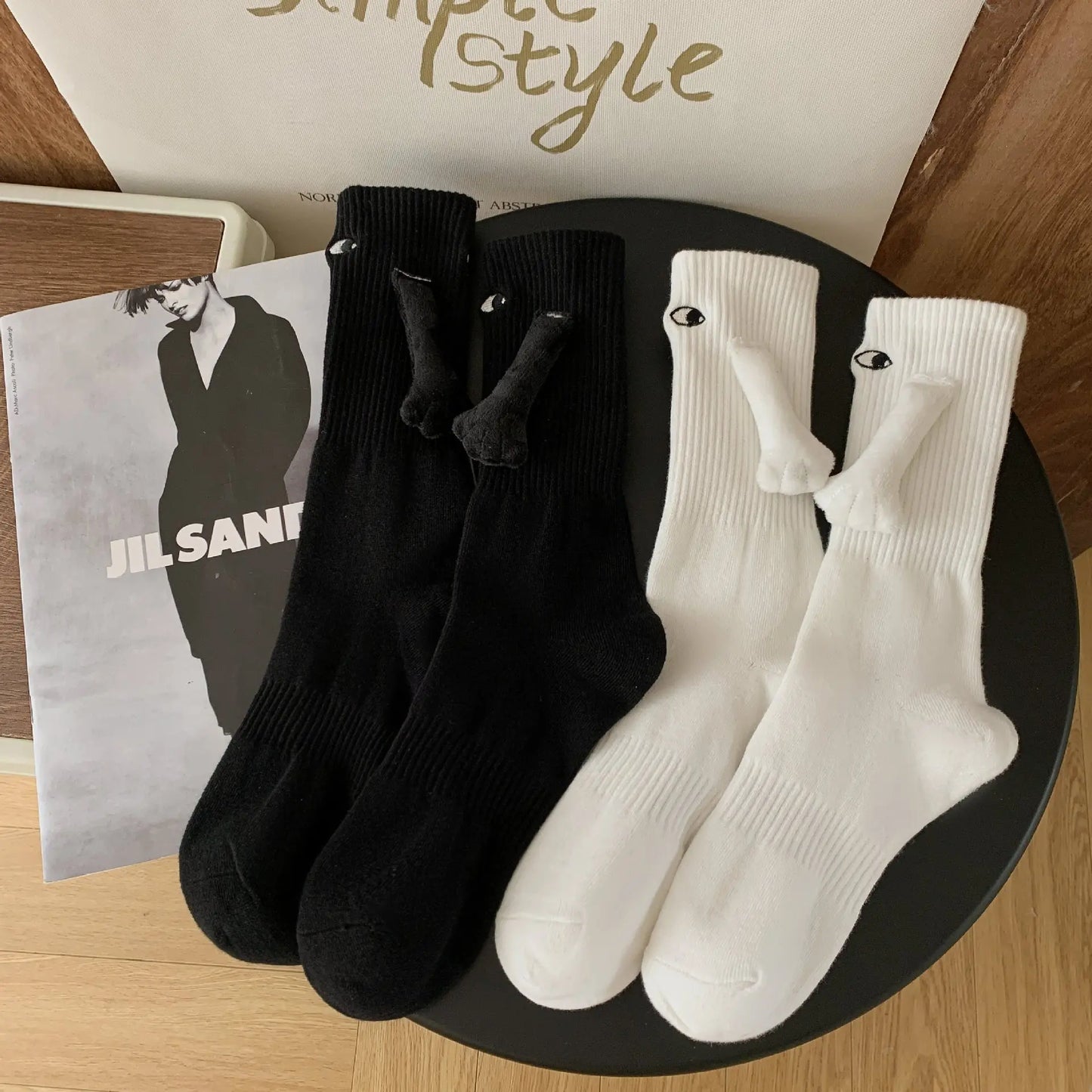 Hand-Holding Socks – A Fun Friendship Magnet and the Ultimate Useless Gift 😊🧦✨
