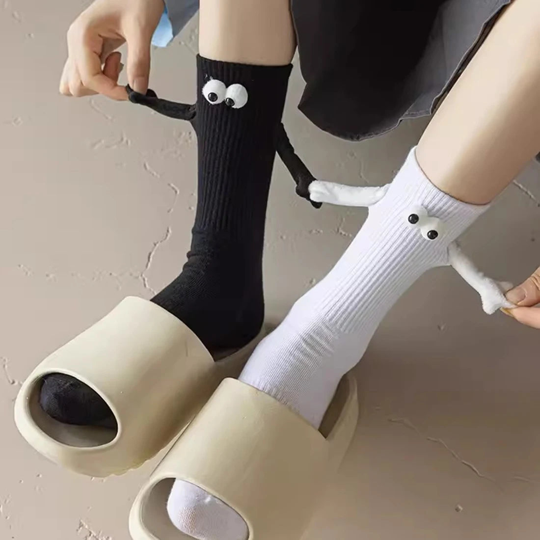 Hand-Holding Socks – A Fun Friendship Magnet and the Ultimate Useless Gift 😊🧦✨